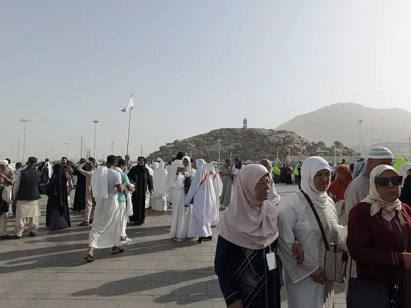 Rombongan jamaah ibu-ibu di kawasan Jabal Rahmah
