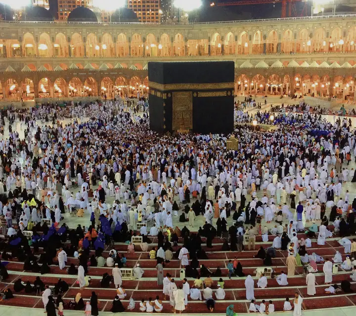 Tawaf malam hari di Masjidil Haram