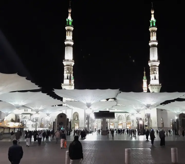 Masjid Nabawi di malam hari