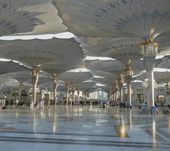 Payung raksasa di pelataran Masjid Nabawi
